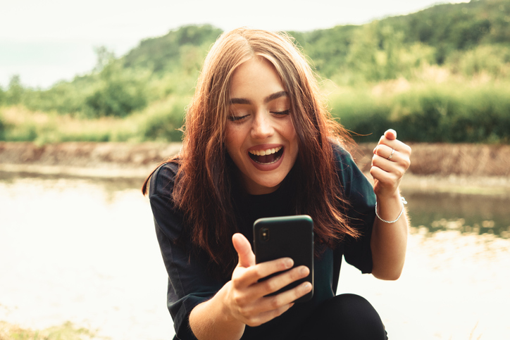 dziewczyna uśmiechająca się do telefonu